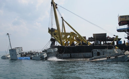 Down she goes!  HTMS Mataphon begins its new mission as an underwater diving site near Koh Larn. 