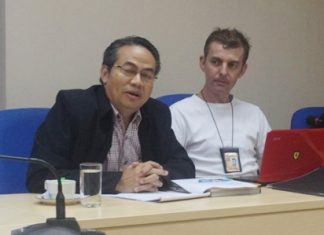 Nitiwat Pattanasarn (left) talks with Foreign Tourist Police Assistants, as acting FTPA group leader Wayne Walton (right) looks on.