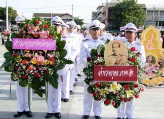 Chonburi officials lay wreaths and pay homage to HM King Chulalongkorn.