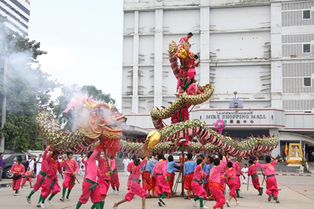The dragon dances in front of Mike Shopping Mall at last year’s Vegetarian Festival. 