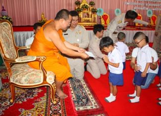 Pisanjariyaphiwat and officials present scholarships to students from Wat Chaiyamongkol nursery.