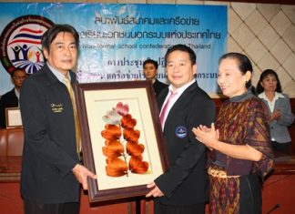 Confederation President Pornchai Pisarnsidkul gives Deputy Mayor Ronakit Ekasingh a gift for holding the meeting at City Hall.