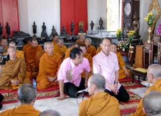 Gov. Khomsan Ekachai leads the public in presenting alms to monks to commemorate the 2,600th anniversary of Lord Buddha’s enlightenment.