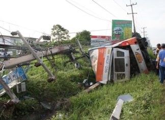 Tragedy struck when a motorcycle allegedly cut in front of this Bangkok-Trat bus in Pattaya at kilometer marker 131-132 on Sukhumvit Road.