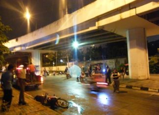 Pattaya police narrowly escaped injury when this motorcycle nearly landed on them after a youth gang dropped it from the Bali Hai Pier flyover.