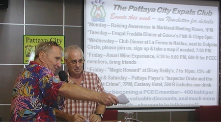 ‘Hawaii Bob’ Sutterfield points out to MC Richard Silverberg the winner of a new Frugal Freddy special offer, a generous discount at one of Pattaya’s better value but great food restaurants.