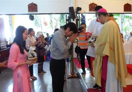 Deputy Mayor Ronakit Ekasingh receives the blessing from Bishop Silvio.
