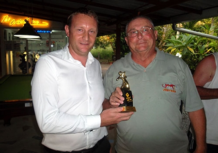 Greg Hirst (left), the sponsor from DeVere Financial Group, presents Andy Makara with the winning Medal trophy. 