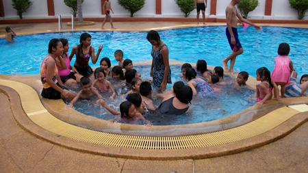 The Baan Jing Jai kids enjoy a day at the pool courtesy of Lewiinski’s golfers. 