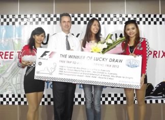 Richard Marco (2nd left), Resident Manager of Amari Orchid Pattaya, presents the top prize to Moneiba Brito (2nd right).