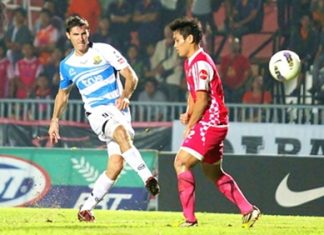 Pattaya United’s Sergey Dyachenko, left, fires in his side’s winning goal against Esan United at the Tung Burapha Stadium in Ubon Ratchathani, Sunday, Sept. 30. (Photo/Pattaya United)