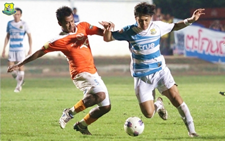 Pattaya United’s Keisuke Ogawa, right, battles for the ball with a TOT defender during their Thai premier league match at the Nongprue Stadium in Pattaya, Saturday, Oct. 6. (Photo/Pattaya United)