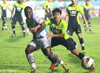 Pattaya United’s Ludovick Takam, left, sees his shot on the Bangkok Glass goal go narrowly wide during their Thai Premier League fixture at the Nongprue Stadium in Pattaya, Sunday, Oct. 14. (Photo/Pattaya United)