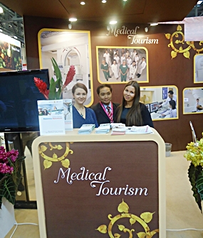 Neil Maniquiz (center), head of Bangkok Hospital Pattaya’s international marketing department, promotes medical tourism at the Moscow Autumn Travel Industry Week. 
