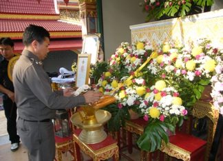 Superintendent Col. Thummanoon Mankhong presides over the cremation of Maj. Udom Kanchanawichien at Krathingthong Temple in Najomtien.