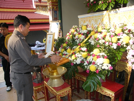 Superintendent Col. Thummanoon Mankhong presides over the cremation of Maj. Udom Kanchanawichien at Krathingthong Temple in Najomtien. 