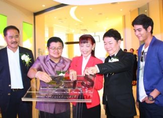 (L to R) Sakchai Pitivittayakorn, assistant MD, Deputy Mayor Verawat Khakhay, Vilasinee Phuttikarnrat, deputy MD of AIS Customer Services, Saran Tantijumnan, director of Region 3 and acting general manager of Central Festival Pattaya Beach, and Saran Porch Sirilak officially open the new AIS Shop.