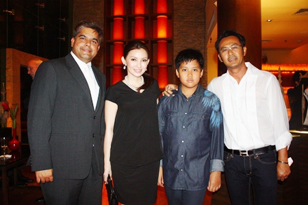 Suwanthep Malhotra, deputy managing director of the Pattaya Mail Media Group (left) chats with the Hunthongkam family. 