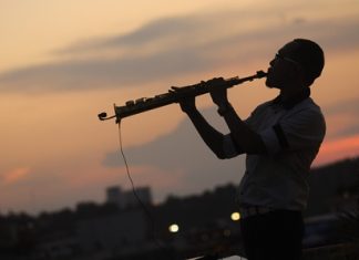 D2 is hosting a limited season of “Romance Jazz at the Rooftop”, an energetic and stylistic live jazz performance featuring the Kenny G. of Thailand, Aht Gunlayanakupt.