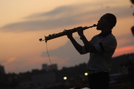 D2 is hosting a limited season of “Romance Jazz at the Rooftop”, an energetic and stylistic live jazz performance featuring the Kenny G. of Thailand, Aht Gunlayanakupt.