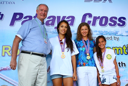 (L to R) President Dieter Reigber poses for a picture with the first three swimmers in the 1.2 km race: Jojina Wilson, Natalia Lunev and Jasmine Gebbie.