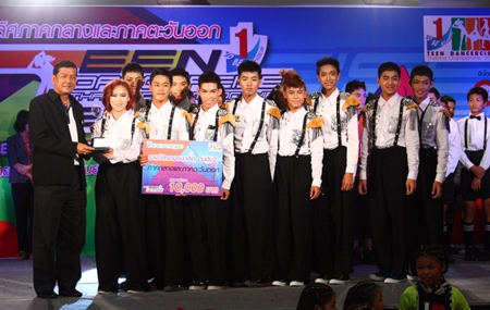 Banglamung District Chief Chawalit Saeng-Uthai (left) presents the second runner-up trophy to V.S Power Team from Visut Rangsee School, Kanchanaburi, in the teenage division