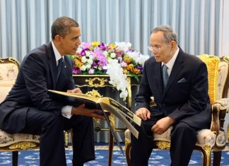 His Majesty King Bhumibol Adulyadej the Great grants an audience to US President Barack Obama at Siriraj Hospital in Bangkok, Sunday, Nov. 18. This was Obama’s first foreign trip after winning re-election earlier this month. (AP Photo/Royal Household Bureau)