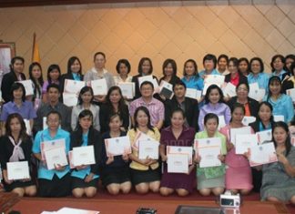 Deputy Mayor Verawat Khakhay (center) presents completion certificates to teachers after two days of tablet computer training.