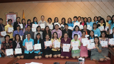 Deputy Mayor Verawat Khakhay (center) presents completion certificates to teachers after two days of tablet computer training. 