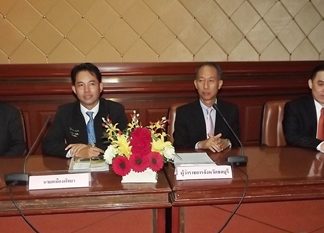 (L to R) Lt. Sythinant Hattawong, director of Laem Chabang pier, Mayor Itthiphol Kunplome, Chonburi Governor Khomsan Ekachai, and IBM Thailand Smarter Cities head Kittipong Assawappitchayanont launch the challenge.