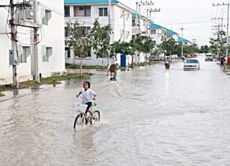 Flooding continues at the Ouay Athorn development in Sattahip, affecting up to 4,600 families.