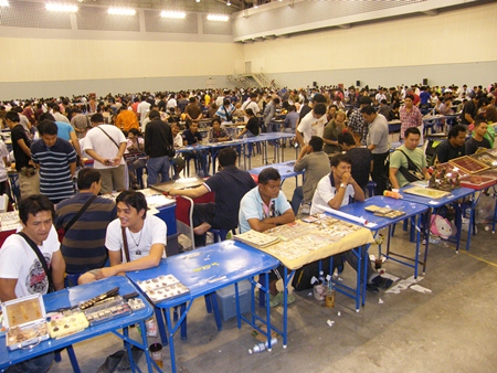 Hundreds of people crowded into the Pattaya Indoor Sports Arena for this year’s Buddhist amulet preservation show. 