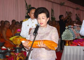 Before presenting the Kathin robes at Wat Chaimongkol, Suporn Rattanchet recites a royal message from HM the King.