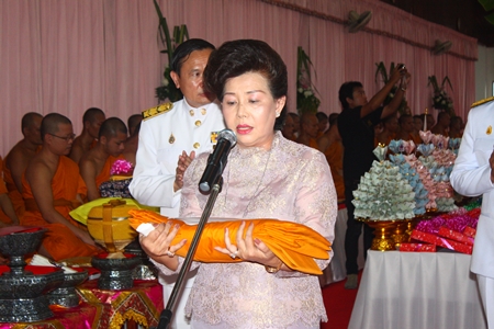 Before presenting the Kathin robes at Wat Chaimongkol, Suporn Rattanchet recites a royal message from HM the King.