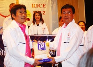 Somyos Khotkhaen (right), president of the Lions Club of Pratamnak-Chonburi donates rice to the 2012 S.O.S. Rice Appeal, accepted by Pattaya Deputy Mayor Ronakit Ekasingh.
