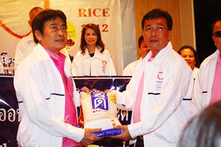 Somyos Khotkhaen (right), president of the Lions Club of Pratamnak-Chonburi donates rice to the 2012 S.O.S. Rice Appeal, accepted by Pattaya Deputy Mayor Ronakit Ekasingh.