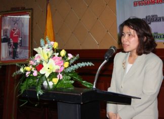 Suthasinee Nimitkul welcomes bankers and currency traders to the meeting at City Hall.