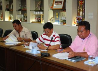 Sanit Tonsombut (right) and Nattapong Maanasom (center) meet at City Hall to talk about financing for new offices and loans to members.