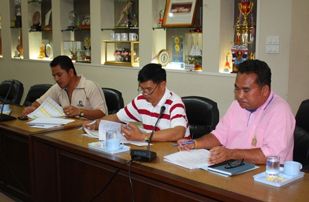Sanit Tonsombut (right) and Nattapong Maanasom (center) meet at City Hall to talk about financing for new offices and loans to members. 