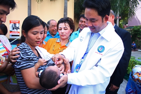Mayor Itthiphol Kunplome administers the first few drops in this year’s polio vaccination drive. 