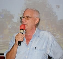 MC, Richard Silverberg opens the meeting by explaining the significance of Remembrance Day, also called Armistice Day and Poppy Day, and in the US called Veterans’ Day. Richard called for a moment of silence, marking the anniversary of the end of the ‘Great War’ on November the 11th, 1911.