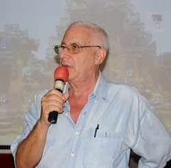 MC, Richard Silverberg opens the meeting by explaining the significance of Remembrance Day, also called Armistice Day and Poppy Day, and in the US called Veterans’ Day. Richard called for a moment of silence, marking the anniversary of the end of the ‘Great War’ on November the 11th, 1911.
