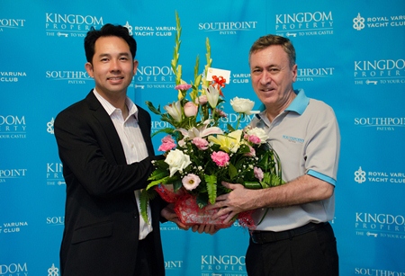 Pattaya Mayor Ithipol Khunpleum (left) is welcomed by Kingdom Property Chief Executive Officer, Nigel Cornick to The Golf Life by Southpoint event.  