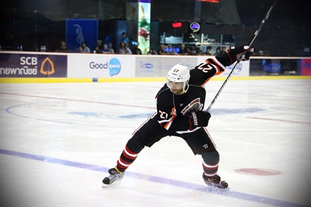 Johnny Oduya in action for the Flying Farangs.