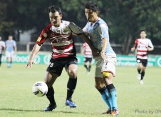 Pattaya United’s Apinan Suantong (left) challenges for the ball against Samut Songkhram’s Park Jae-Hyun at the Samut Songkhram Stadium, Sunday, Oct. 28. (Photo/Pattaya United)