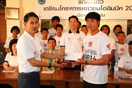 Pattana Bunsawat (left), secretary of the WAT, presents an award to Nattaont Chui following his success at the recent RS:X Youth World Windsurfing Championships. 