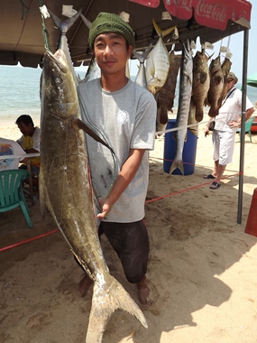 Sarawut Bunma from Pattaya Zeus team shows off the team’s prize catch. 