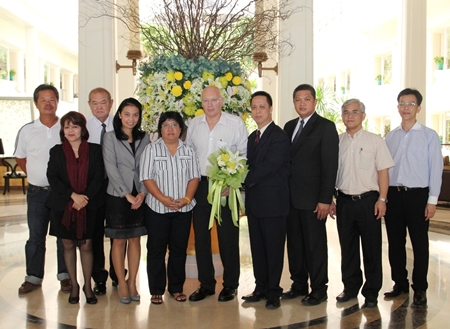 Dusit Thani Pattaya management led by resident manager Neoh Kean Boon (4th right) pose with tournament organizers Pentangle Promotions and their managing director Geoffrey Rowe (center) at a meeting held to discuss preparations for the 2013 PTT Pattaya Open tournament. 