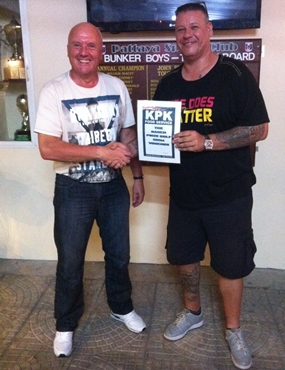 Buff presents the KPK voucher to Bernie Stevens following his win at Khao Kheow. 