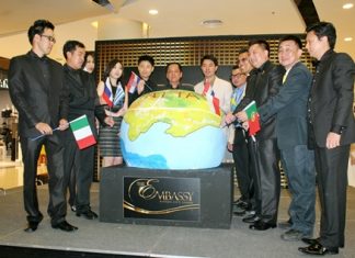 Porames Ngampichet, Chonburi MP Region 7 and Komaen Mahankharat, CEO of ‘The Embassy Pattaya City Condo’, pose with the project’s executive committee at the launch of The Embassy Pattaya City Condo.